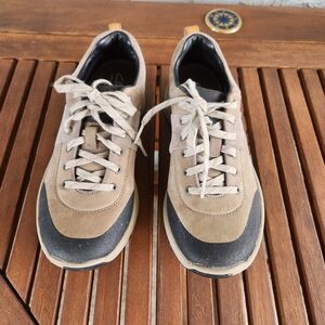 [7] Clarks Tan & Black Wavewalk Waterproof Sneakers Women's Size 7 Comfy Support